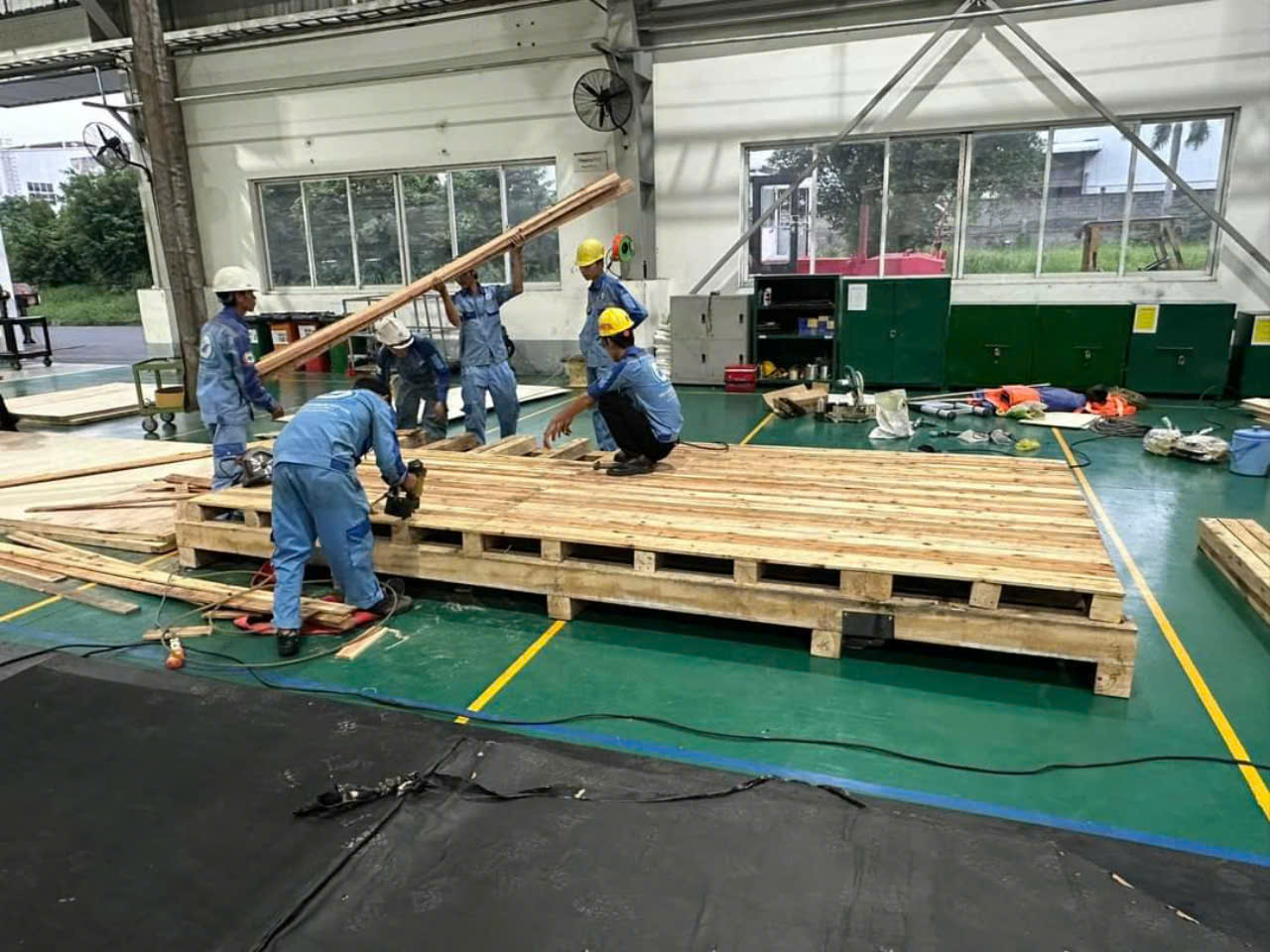 đóng gỗ pallet để đặt kiện hàng
